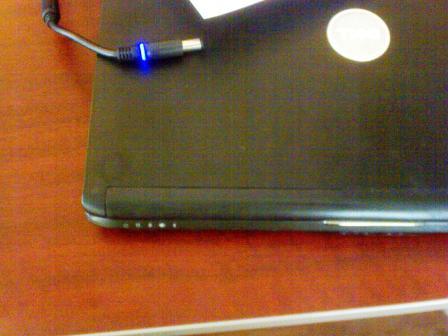 شارژر لپ تاپ دل در حالت عادي و قبل از اتصال به لپ تاپ زمين خورده
